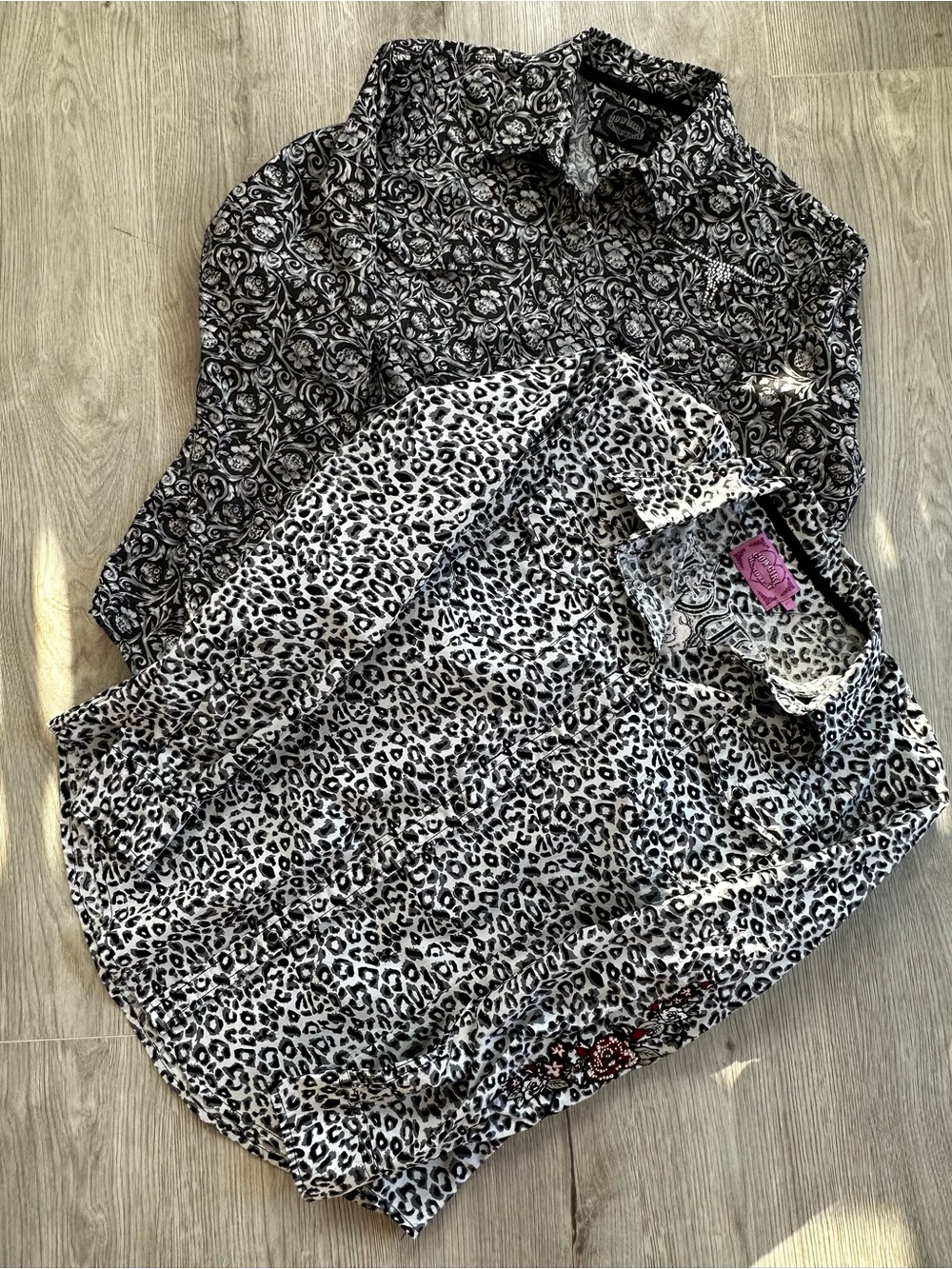 Cowgirl Hardware Lot (2) Western Button Snap Blouses Leopard Roses Bull Bling